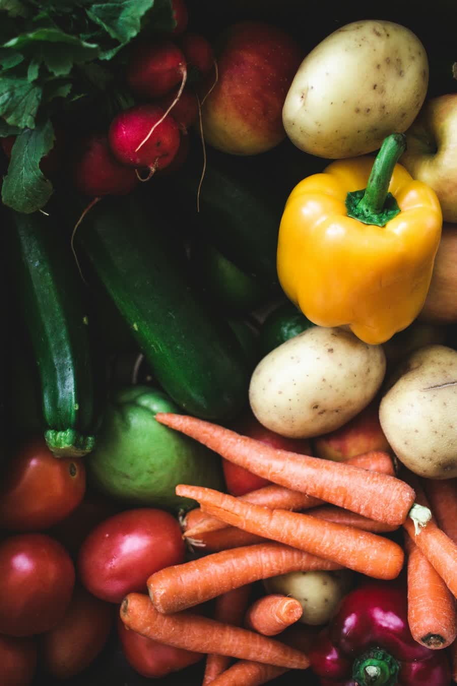 Свежие овощи и полезные продукты для сбалансированного питания
